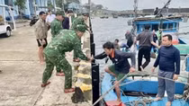 Cứu sống 6 thuyền viên bị chìm tàu cá gần đảo Cồn Cỏ