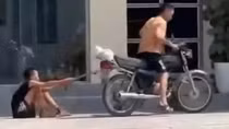 Làm rõ clip cháu bé bị bố xích chân, kéo lê trên đường