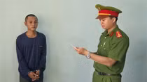 Mâu thuẫn trên bàn nhậu, cầm chai bia ném bạn nhập viện
