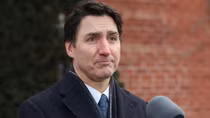 Áp lực nào khiến ông Trudeau thoái lui?
