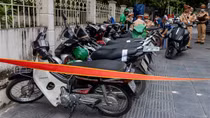 CSGT xử phạt nhiều tài xế xe máy tranh vỉa hè của người đi bộ