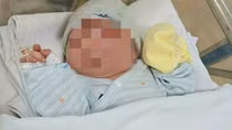 Bé gái sơ sinh còn nguyên dây rốn bị bỏ trên bờ kênh ở xã Bà Điểm