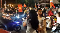 TP Hồ Chí Minh: “Rừng người” đổ xuống đường hát vang mừng vui chiến thắng