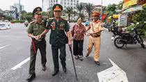 Những cựu chiến binh xúc động giữa rừng cờ, hoa chờ xem diễu binh, diễu hành