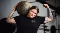 Nữ lực sĩ nâng đá nặng 180 kg