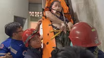 Giải cứu người phụ nữ nặng hơn 100kg nguy kịch trên gác gỗ xuống đất an toàn