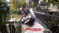 Ô tô chở cọc bê tông làm sập cầu nông thôn ở Sóc Trăng