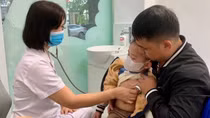 Thời tiết giao mùa, gia tăng trẻ em và người già nhập viện