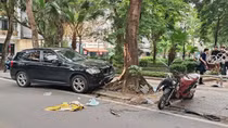 Hà Nội: ô tô tông xe máy, nữ sinh bị thương nặng