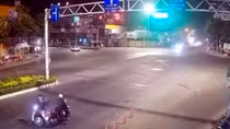 Bắt kẻ dùng kéo đâm nhiều người đi đường
