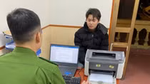 Bắt đối tượng không chấp hành lệnh kiểm tra, tông gãy xương sườn một cảnh sát