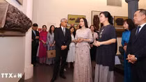 Phu nhân Ngô Phương Ly và Phó Chủ tịch Quỹ Heydar Aliyev tham quan Bảo tàng Mỹ thuật Việt Nam