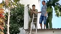 Một thuyền viên nghi ngáo đá leo lên mái nhà 3 tầng được đưa xuống an toàn