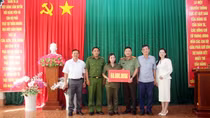 Văn phòng Báo CAND khu vực ĐBSCL trao kinh phí xây nhà Đại đoàn kết