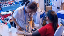 Đội ngũ y tế kịp thời hỗ trợ người dân gặp vấn đề sức khỏe khi tham dự Đại lễ