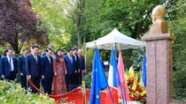 Thủ tướng Phạm Minh Chính thăm khu tưởng niệm Chủ tịch Hồ Chí Minh tại Montreuil