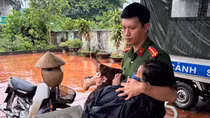 Công an xã cứu người phụ nữ bị thương trong cơn mưa