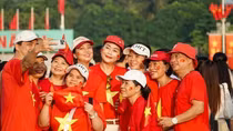 Kho bạc làm xuyên lễ để kịp tặng quà cho người dân