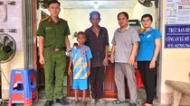 Công an xã tìm được bé trai đi lạc và bàn giao cho người thân