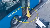 Đình chỉ tài xế xe buýt vì bất cẩn trong lúc đóng cửa xe khiến nữ sinh bị kéo ngã