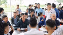 Người dân rớm nước mắt nhận lại khoản tiền hoả táng bị công ty lạm thu