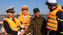 Công an Hà Nội lan tỏa phong trào thi đua “Ba nhất” đến với người dân vạn chài