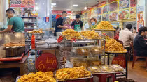 Thức ăn chín không che đậy bán tràn lan tại các di tích, lễ hội