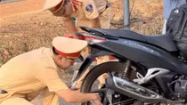 CSGT “Bơm hơi miễn phí - Vá vỏ tận nơi”