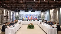 Ukraine đình chỉ hoà đàm với Nga