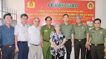 Công an TP Hồ Chí Minh bàn giao 2 căn nhà đồng đội cho hai cựu CAND