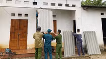 Công an phường hỗ trợ gia đình khó khăn khắc phục hậu quả gió lốc