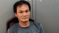Dùng lưỡi liềm khống chế người phụ nữ để cướp dây chuyền