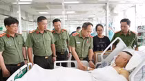 Giám đốc Công an TP Hà Nội thăm hỏi cán bộ CSCĐ bị thương khi làm nhiệm vụ