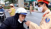 Nhiều tài xế "khai xuân" bằng rượu vì nghĩ CSGT du di bỏ qua