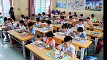 Vụ "rau trôi nổi vào bữa ăn bán trú”: Hà Nội yêu cầu kiểm tra, xử lý hiệu trưởng