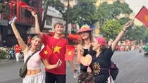 Du khách nước ngoài hào hứng đón diễu binh, diễu hành tại Hà Nội