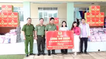 Trao quà của Bộ trưởng Lương Tam Quang tặng trường mầm non bị ảnh hưởng mưa lũ ở Khánh Hòa