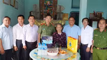 Tây Ninh: Tặng quà tri ân gia đình chính sách, người có công