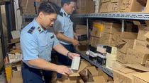 Phát hiện kho nước hoa nghi giả thương hiệu nổi tiếng giữa phố cổ Hà Nội