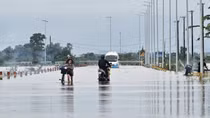 Nước sông dâng cao, nhiều vùng thấp trũng ở Huế ngập lụt, giao thông chia cắt