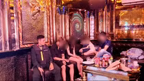 Phát hiện 3 khẩu súng trong quán karaoke ở Hà Nội