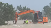 CSGT Thanh Hoá cứu sống 3 người đàn ông bị lũ cuốn trôi