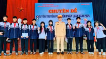 Học sinh Hà Nội nghe cán bộ CSGT tuyên truyền an toàn giao thông