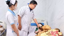 Gần 30 người nhập viện nghi ngộ độc sau khi ăn bánh mì