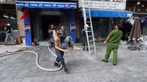 Giải cứu 7 người thoát khỏi đám cháy trong quán ăn