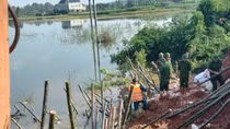 Lực lượng Công an Bắc Ninh phối hợp gia cố đê tránh nguy cơ sạt lở