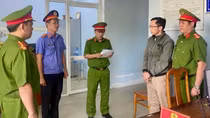 Bắt tạm giam thầy giáo "yêu" học sinh vị thành niên