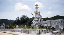 Trước ngôi mộ thiêng ở Truông Bồn