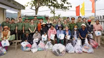 Công an Cửa khẩu Cảng HKQT Tân Sơn Nhất hỗ trợ người dân Đắk Lắk khắc phục hậu quả bão lũ