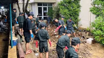 Lực lượng Công an vệ sinh môi trường, giúp người dân Huế ổn định cuộc sống sau lũ